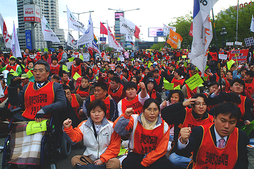 20일 오후1시30분, 서울역 광장에서 '장애인차별금지법 제정을 위한 결의대회'가 개최됐다. 